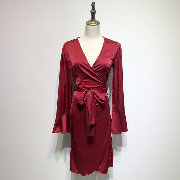 Rochie cu decolteu în V adânc și mâneci lungi lotus în visiniu