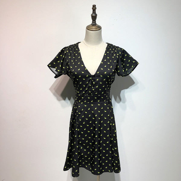 Rochie scurtă neagră cu decolteu în V adânc și mâneci scurte