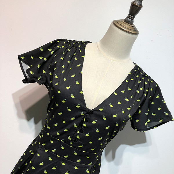 Rochie scurtă neagră cu decolteu în V adânc și mâneci scurte