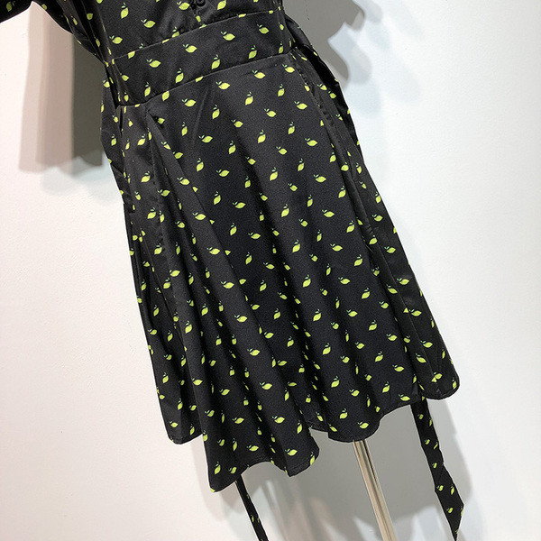 Rochie scurtă neagră cu decolteu în V adânc și mâneci scurte