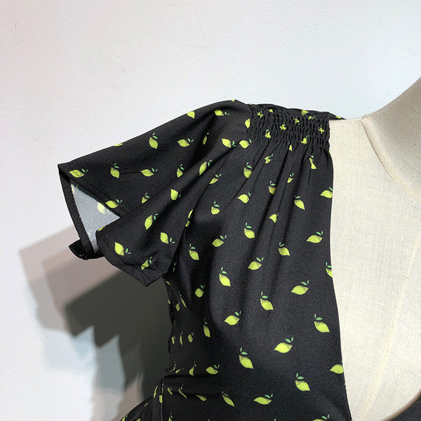 Rochie scurtă neagră cu decolteu în V adânc și mâneci scurte