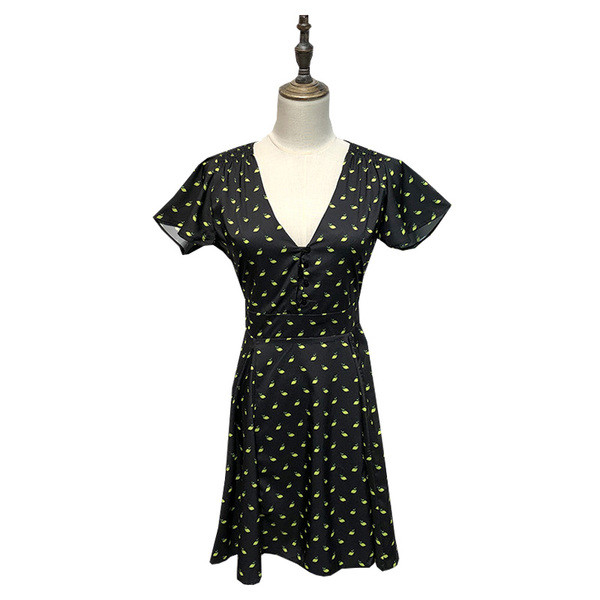 Rochie scurtă neagră cu decolteu în V adânc și mâneci scurte