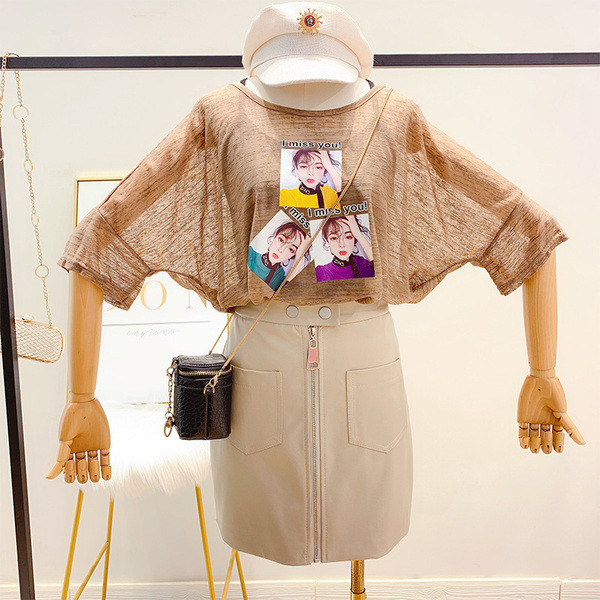 Bluză de damă cu aplicație și mâneci scurte