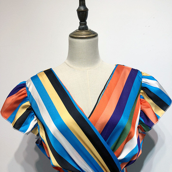 Rochie lungă în dungi, cu legături în talie și mâneci scurte lotus