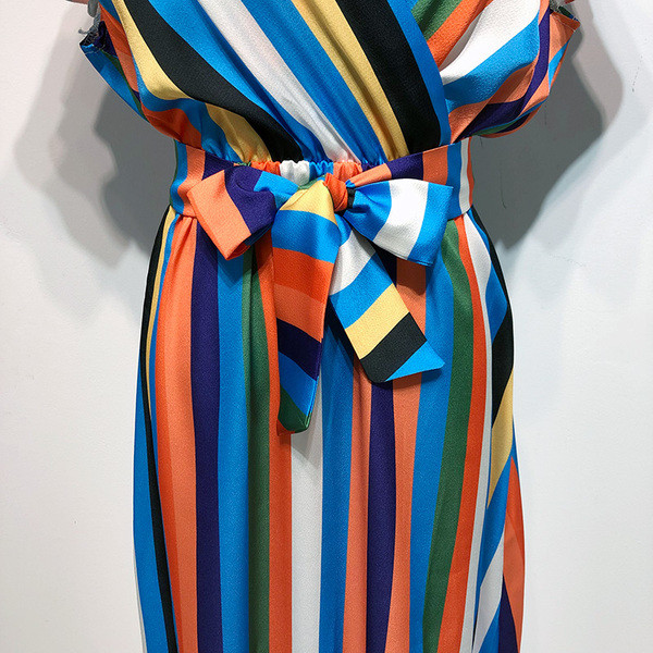 Rochie lungă în dungi, cu legături în talie și mâneci scurte lotus