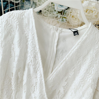 Дамска дантелена  рокля с V-образно деколте в бял цвят