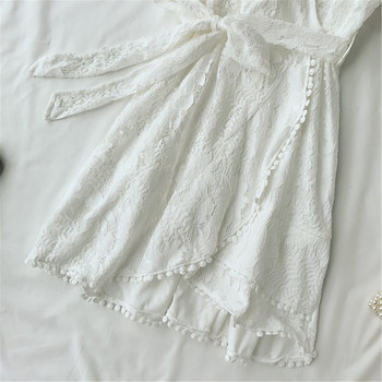 Дамска дантелена  рокля с V-образно деколте в бял цвят