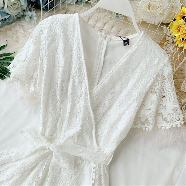 Дамска дантелена  рокля с V-образно деколте в бял цвят