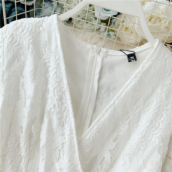 Дамска дантелена  рокля с V-образно деколте в бял цвят