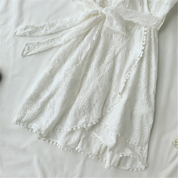 Дамска дантелена  рокля с V-образно деколте в бял цвят