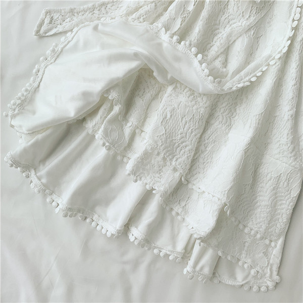 Дамска дантелена  рокля с V-образно деколте в бял цвят