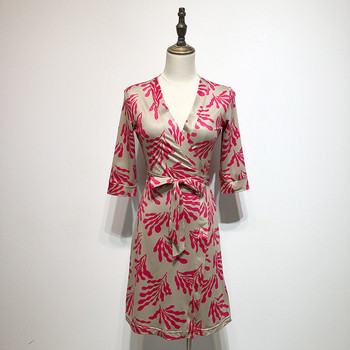 Rochie cu decolteu în V adânc și mâneci 3/4