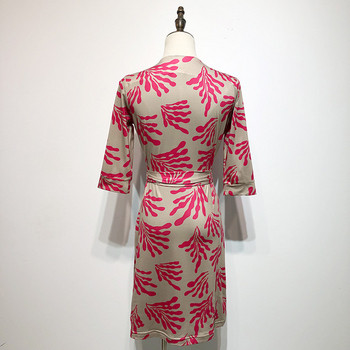 Rochie cu decolteu în V adânc și mâneci 3/4