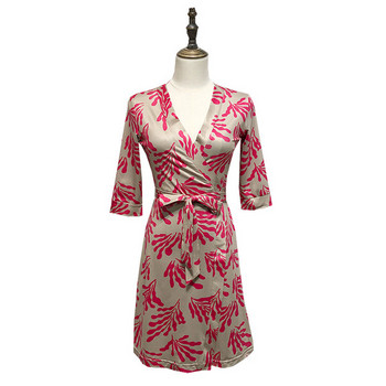 Rochie cu decolteu în V adânc și mâneci 3/4