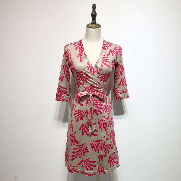 Rochie cu decolteu în V adânc și mâneci 3/4