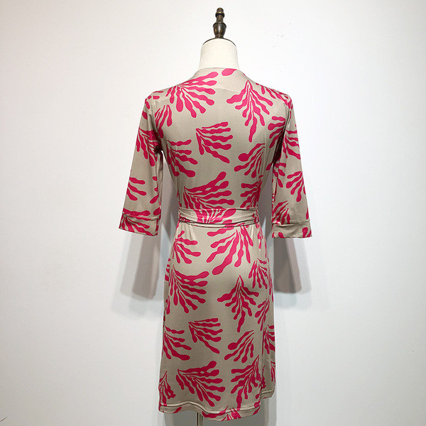 Rochie cu decolteu în V adânc și mâneci 3/4