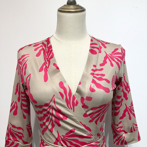 Rochie cu decolteu în V adânc și mâneci 3/4