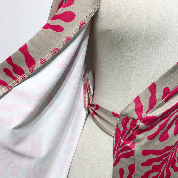 Rochie cu decolteu în V adânc și mâneci 3/4