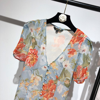 Rochie cu decolteu în V adânc și mâneci scurte cu model floral