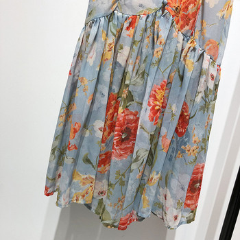 Rochie cu decolteu în V adânc și mâneci scurte cu model floral