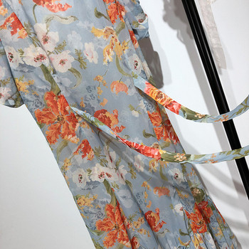 Rochie cu decolteu în V adânc și mâneci scurte cu model floral