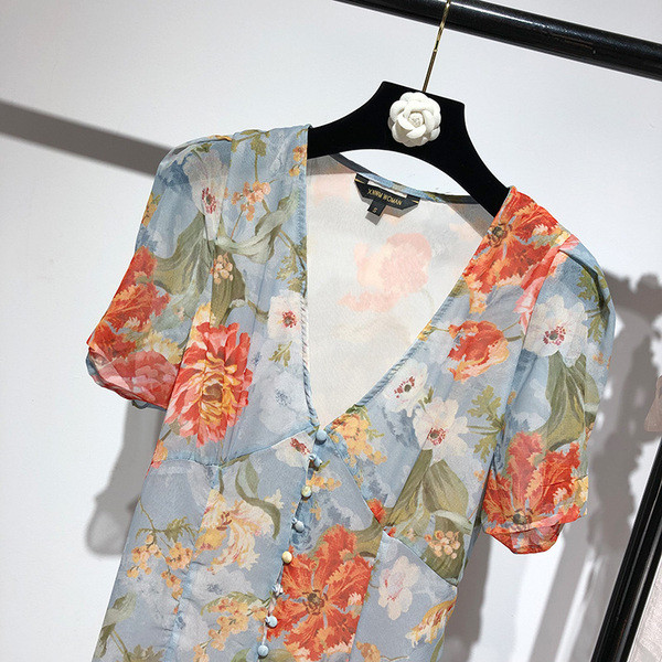 Rochie cu decolteu în V adânc și mâneci scurte cu model floral