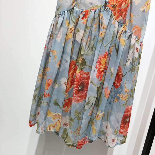 Rochie cu decolteu în V adânc și mâneci scurte cu model floral