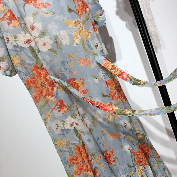 Rochie cu decolteu în V adânc și mâneci scurte cu model floral