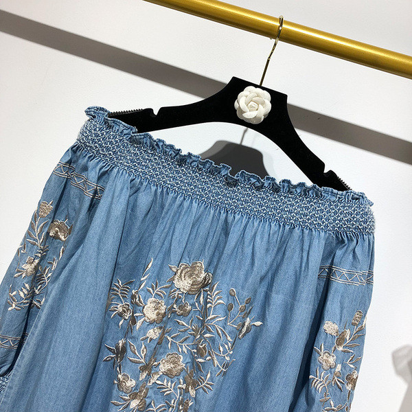 Rochie de dama cu umerii goi in albastru cu broderie