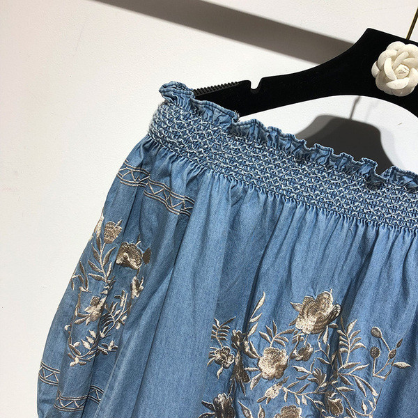 Rochie de dama cu umerii goi in albastru cu broderie