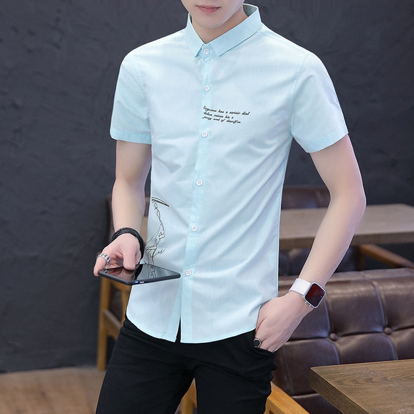 Cămașă de bărbați actuală în trei culori cu aplicație și mâneci scurte