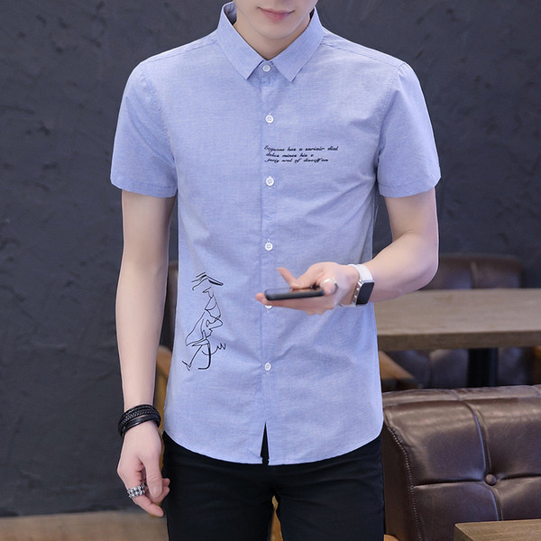 Cămașă de bărbați actuală în trei culori cu aplicație și mâneci scurte