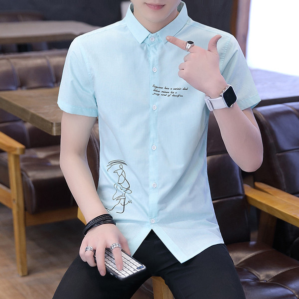 Cămașă de bărbați actuală în trei culori cu aplicație și mâneci scurte