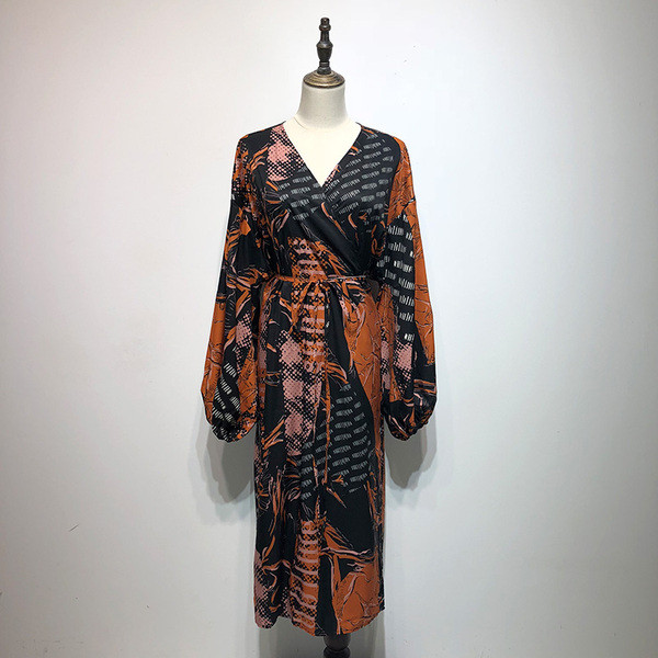 Rochie cu decolteu în V, mâneci lungi și legături în talie cu model colorat