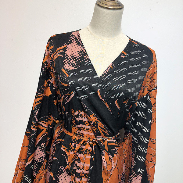 Rochie cu decolteu în V, mâneci lungi și legături în talie cu model colorat