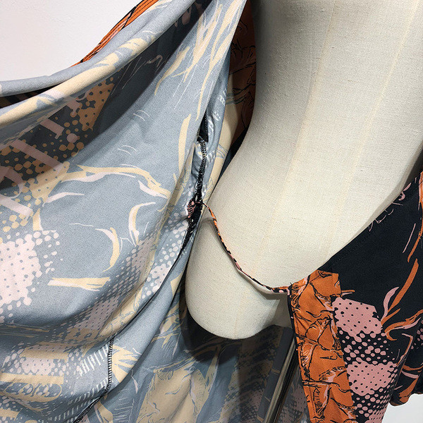 Rochie cu decolteu în V, mâneci lungi și legături în talie cu model colorat