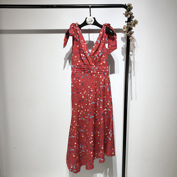 Rochie roșie cu decolteu în V adânc și bretele