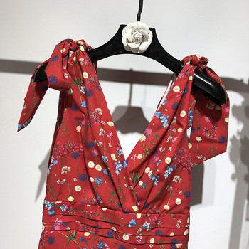 Rochie roșie cu decolteu în V adânc și bretele