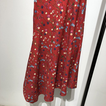 Rochie roșie cu decolteu în V adânc și bretele