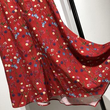 Rochie roșie cu decolteu în V adânc și bretele