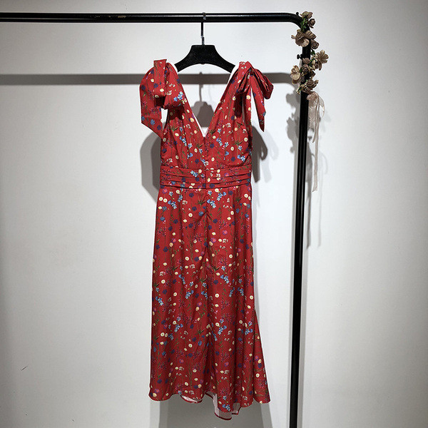 Rochie roșie cu decolteu în V adânc și bretele