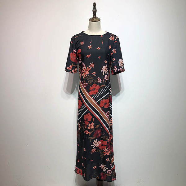 Rochie lunga de dama cu decolteu oval si maneci scurte