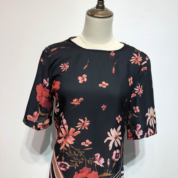 Rochie lunga de dama cu decolteu oval si maneci scurte