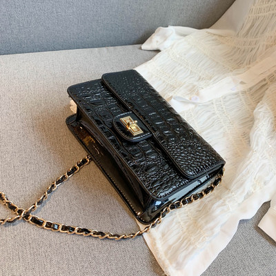 Geanta de dama din piele cu inchidere metalica in trei culori