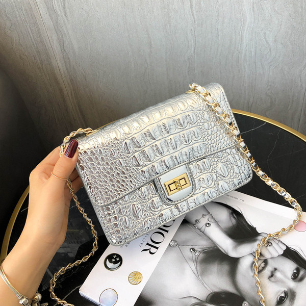 Geanta de dama din piele cu inchidere metalica in trei culori