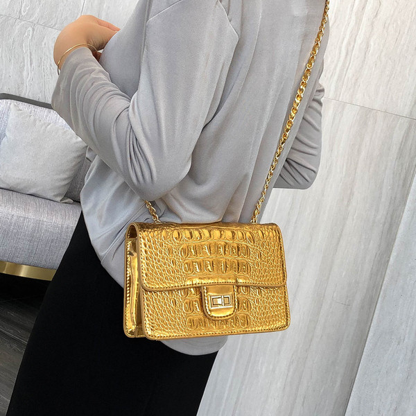 Geanta de dama din piele cu inchidere metalica in trei culori