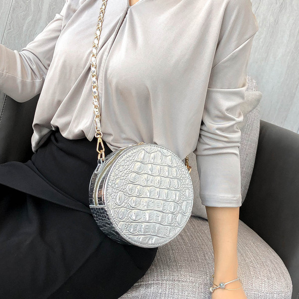 Geanta de dama in forma rotunda si fermoar in trei culori