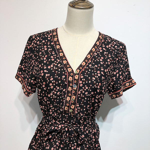 Rochie lejeră cu mâneci scurte și legături în talie