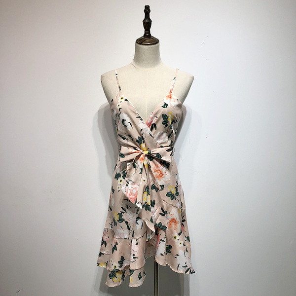 Rochie cu decolteu în V adânc și bretele subțiri