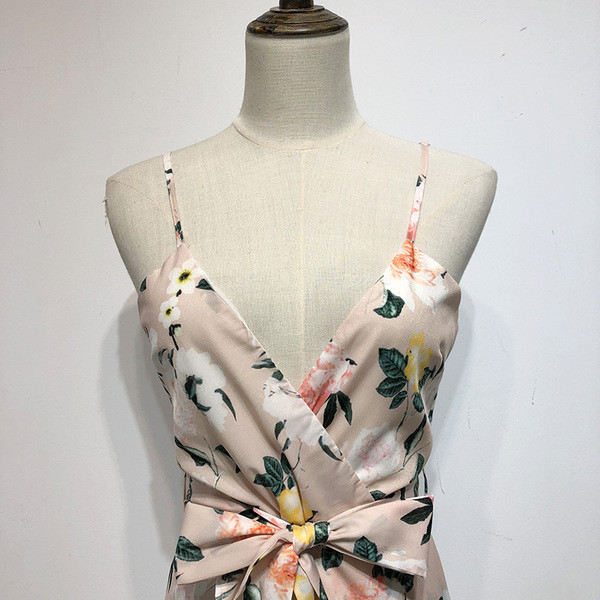 Rochie cu decolteu în V adânc și bretele subțiri